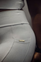Load image into Gallery viewer, Revive 6” Pocket Leggings- Platinum Sheen