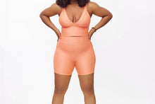 Load image into Gallery viewer, Revive 6” Pocket Leggings- Platinum Sheen