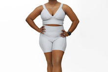 Load image into Gallery viewer, Revive 6” Pocket Leggings- Platinum Sheen