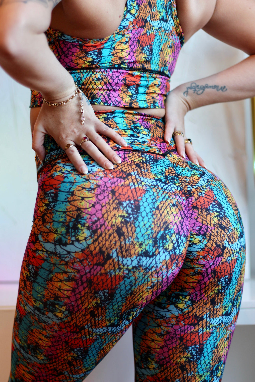 Rainbow Boa Scrunch Bum legging